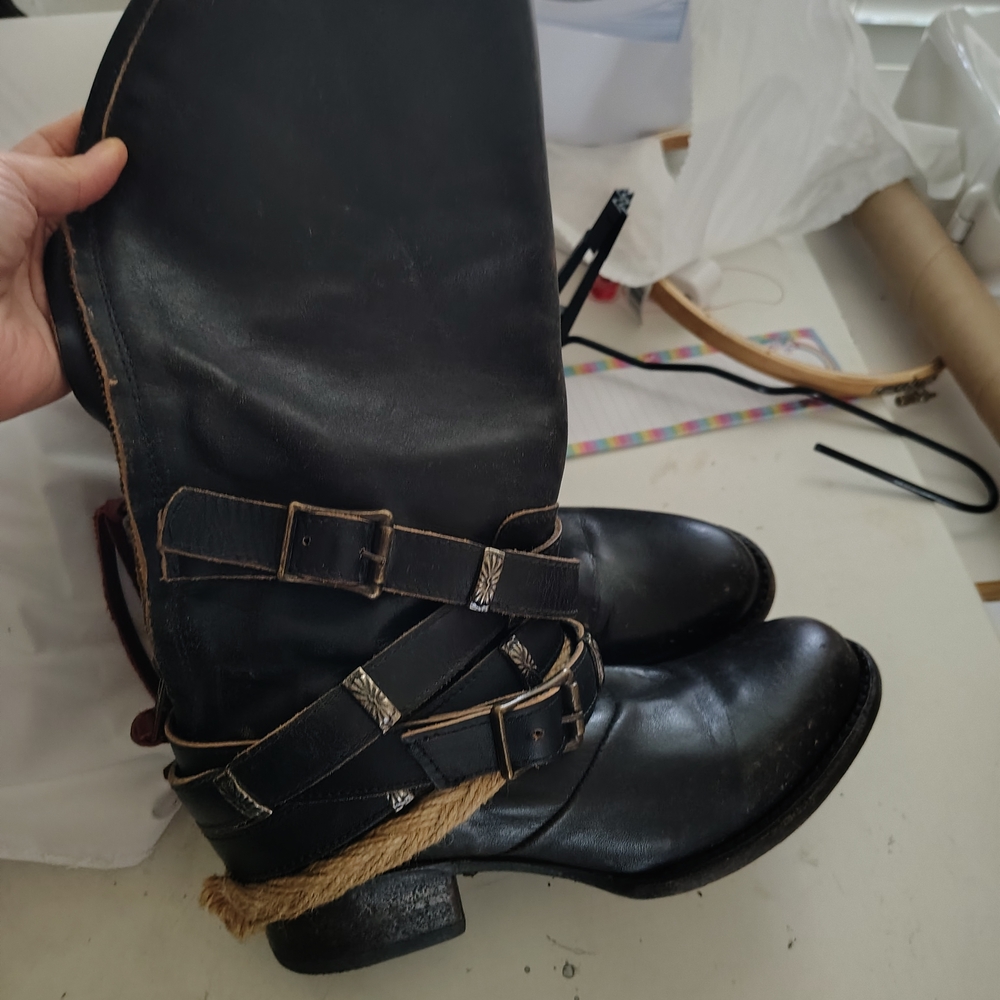 Freebirds Drove. Black Leather Boots with Buckle Accents